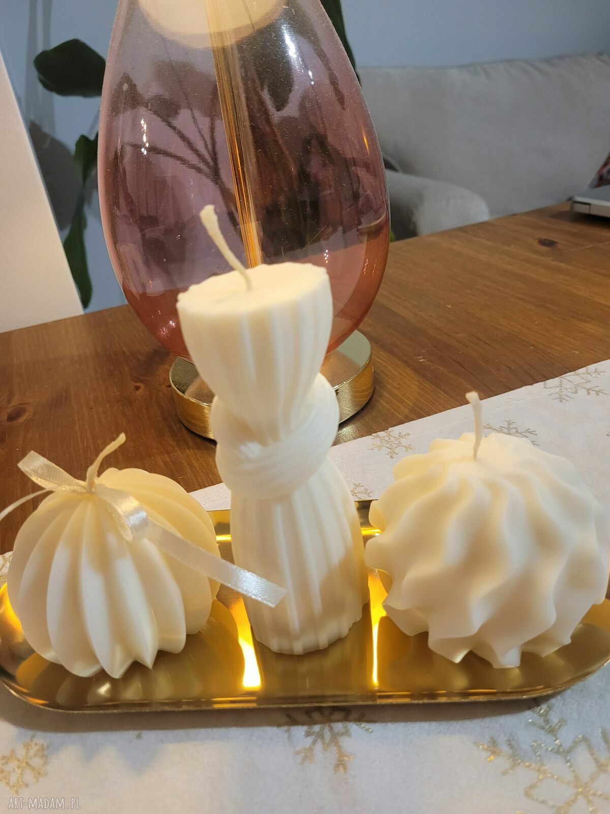 Elegancki zestaw świec sojowych handmade na złotej tacy