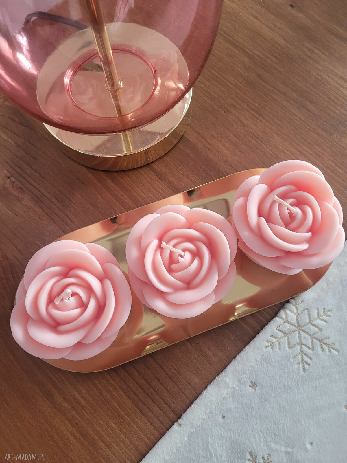Elegancki zestaw świec sojowych handmade na złotej tacy