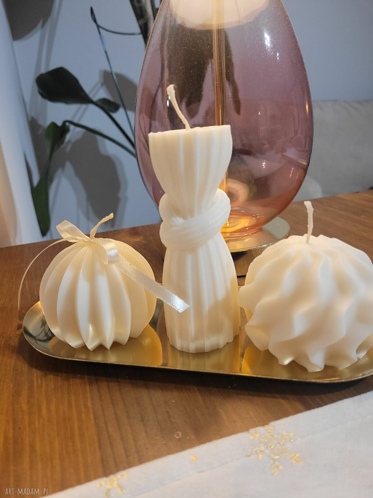 Elegancki zestaw świec sojowych handmade na złotej tacy
