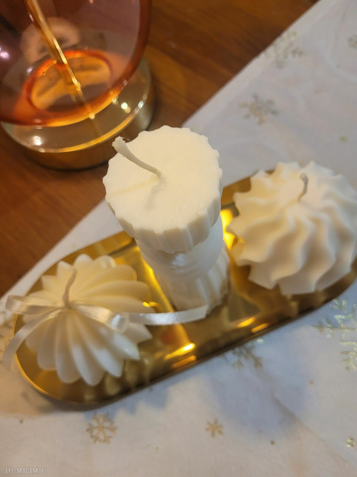 Elegancki zestaw świec sojowych handmade na złotej tacy