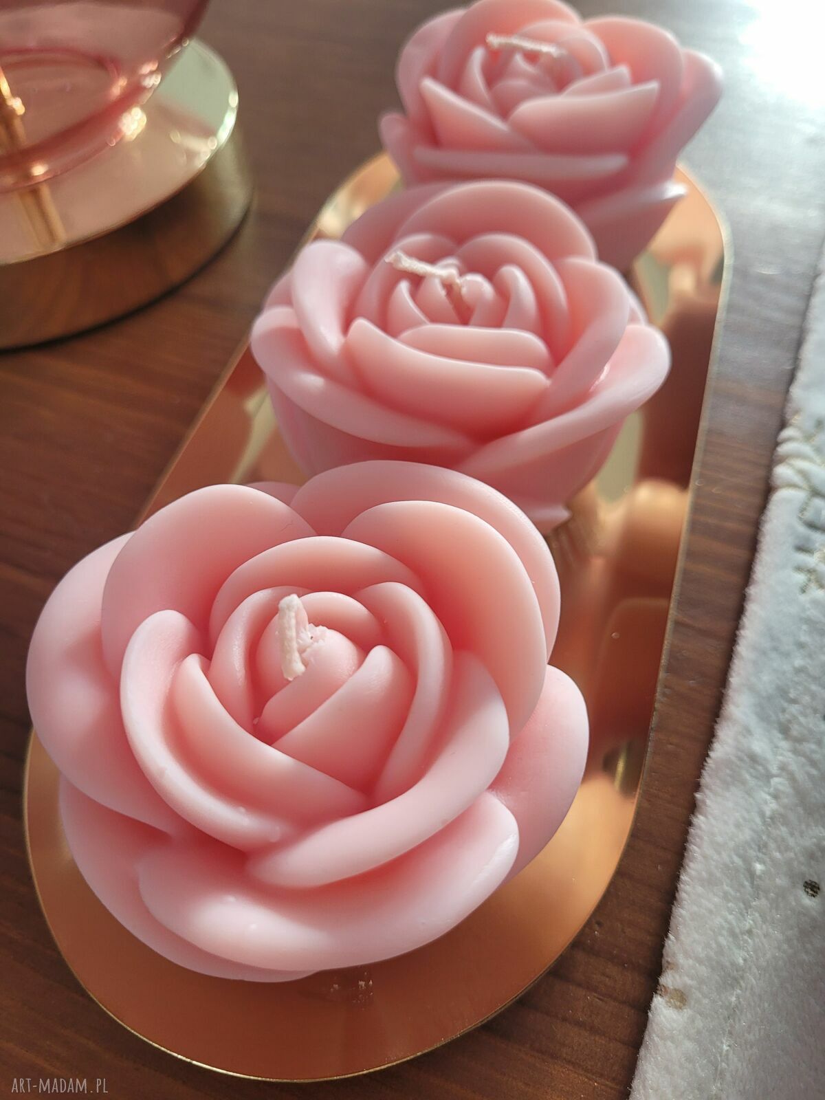Elegancki zestaw świec sojowych handmade na złotej tacy
