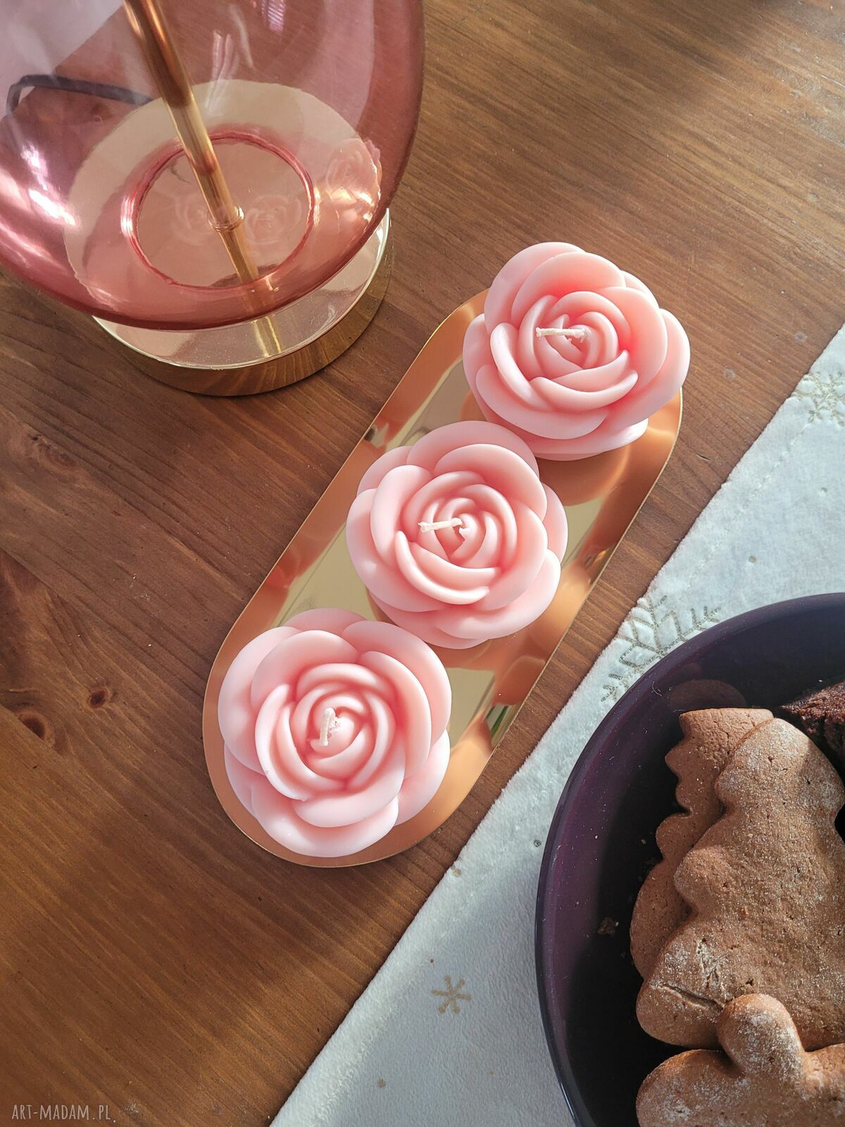 Elegancki zestaw świec sojowych handmade na złotej tacy