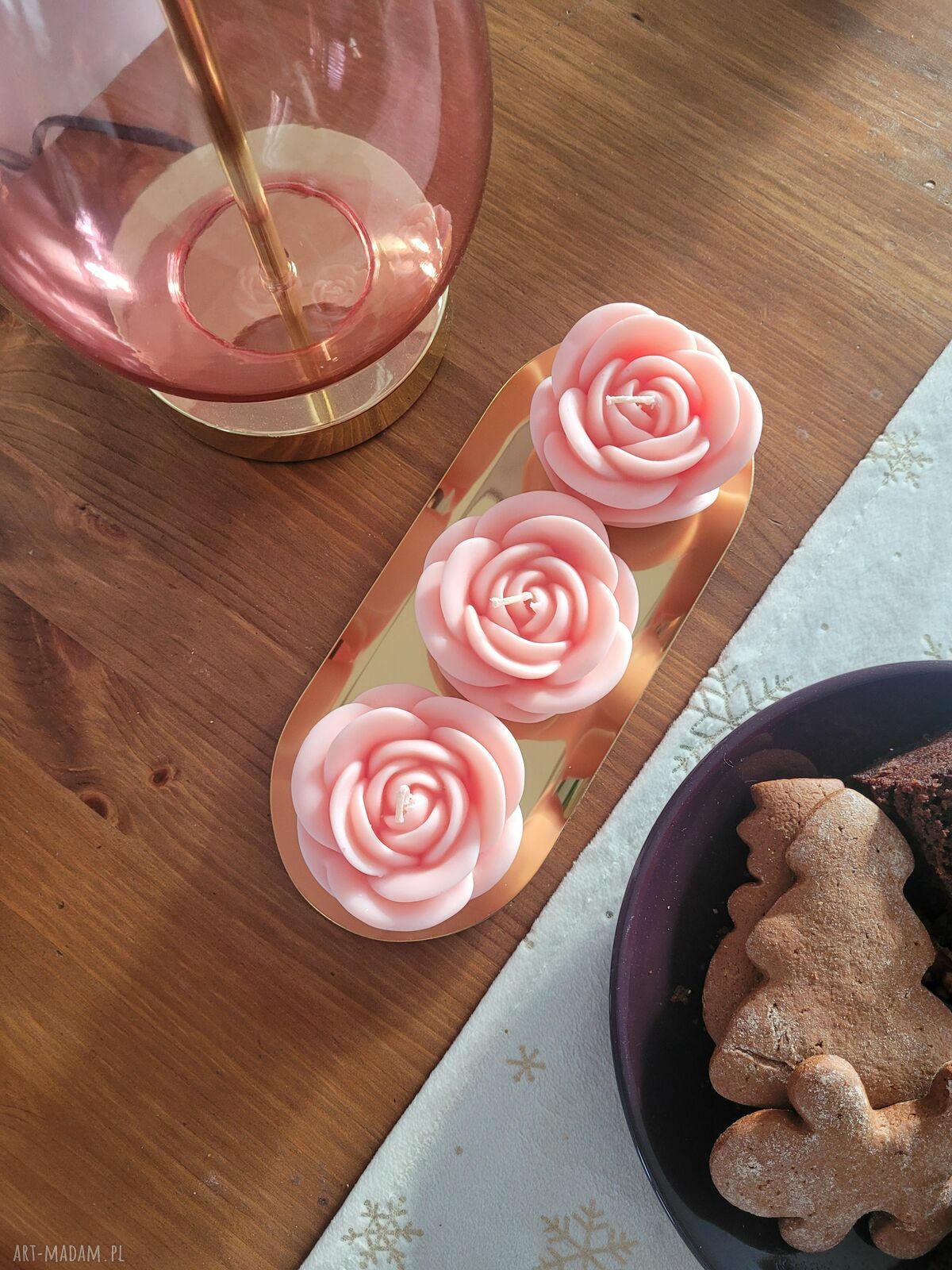 Elegancki zestaw świec sojowych handmade na złotej tacy