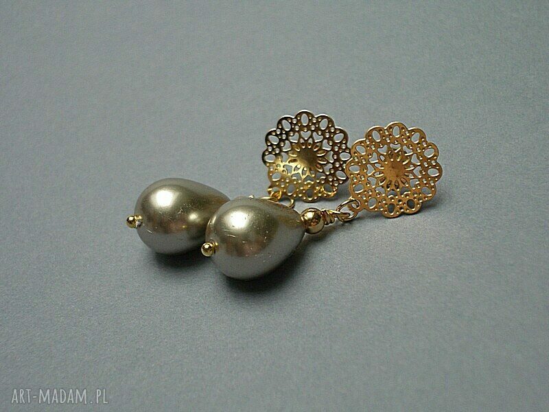 Beżowe perły seashell i pozłacana stal eleganckie kolczyki ok. 4 cm