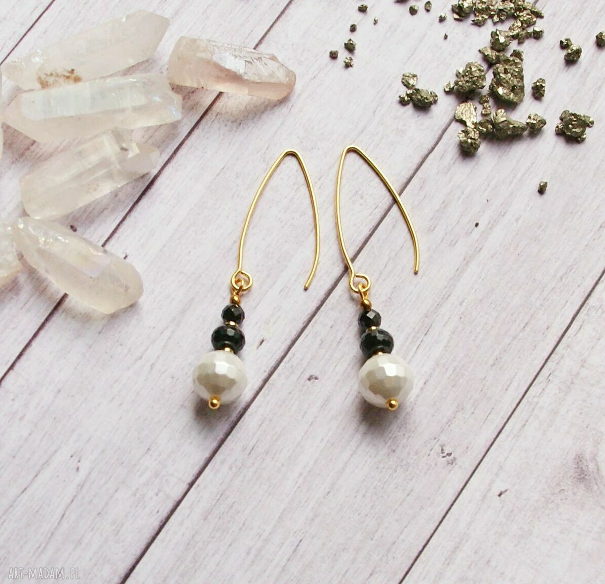 Eleganckie, smukłe kolczyki z perłami - lekki glam w Twoim stylu