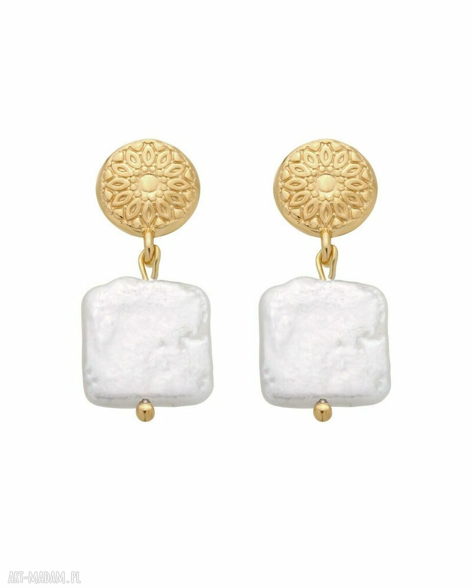 Złote kolczyki naturalnymi perłami perły kwadraty wiszące sztyfty