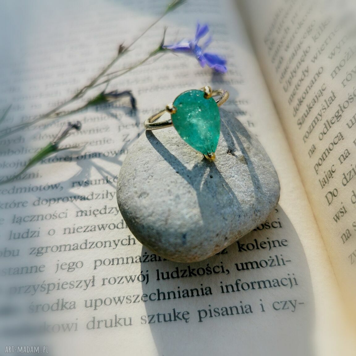 Emerald & Gold - pierścionek ze szmaragdem w żółtym złocie