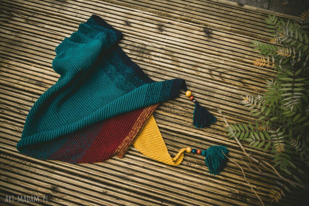 Energetyczna chusta asymetryczna - szydełkowy szal z chwostami i koralami