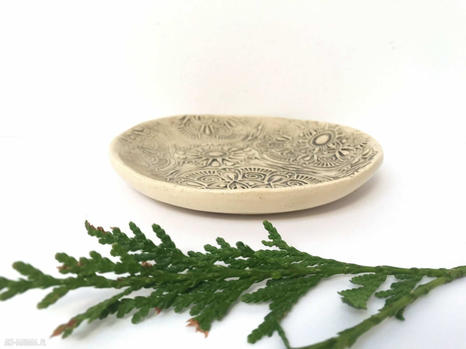 Mały etniczny talerzyk ceramiczny