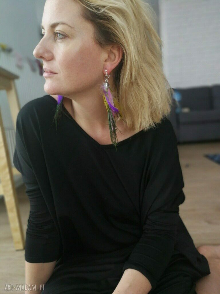 Klipsy boho etno z kolorowymi piórami - pojedyncza sztuka