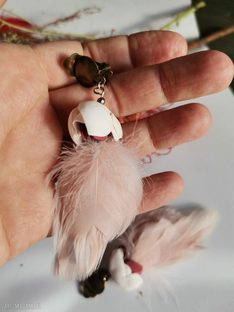 Klipsy etno boho z piórami - kwiatowy akcent handmade