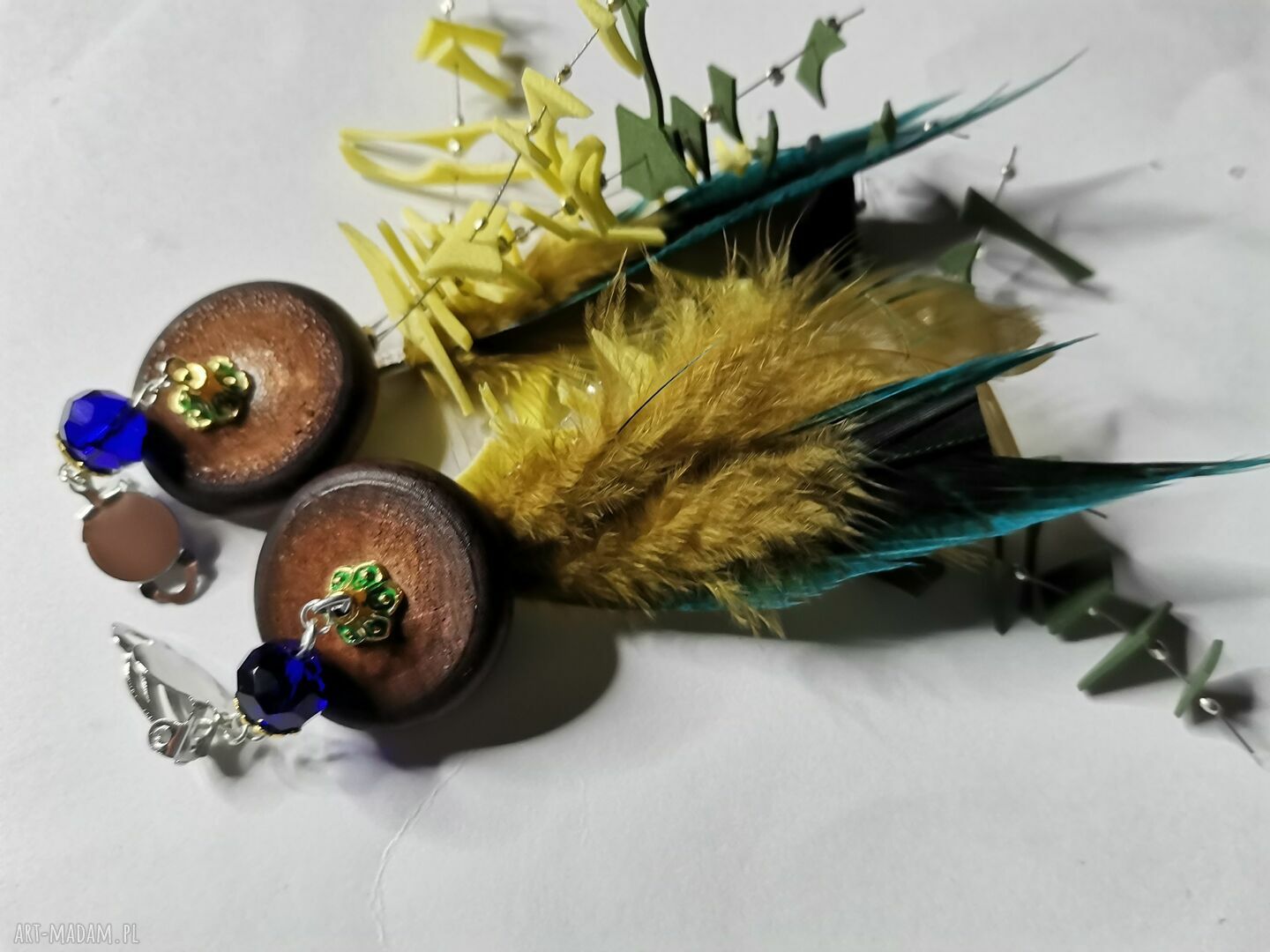Klipsy etno boho z piórami i drewnem - kolorowe, lekkie