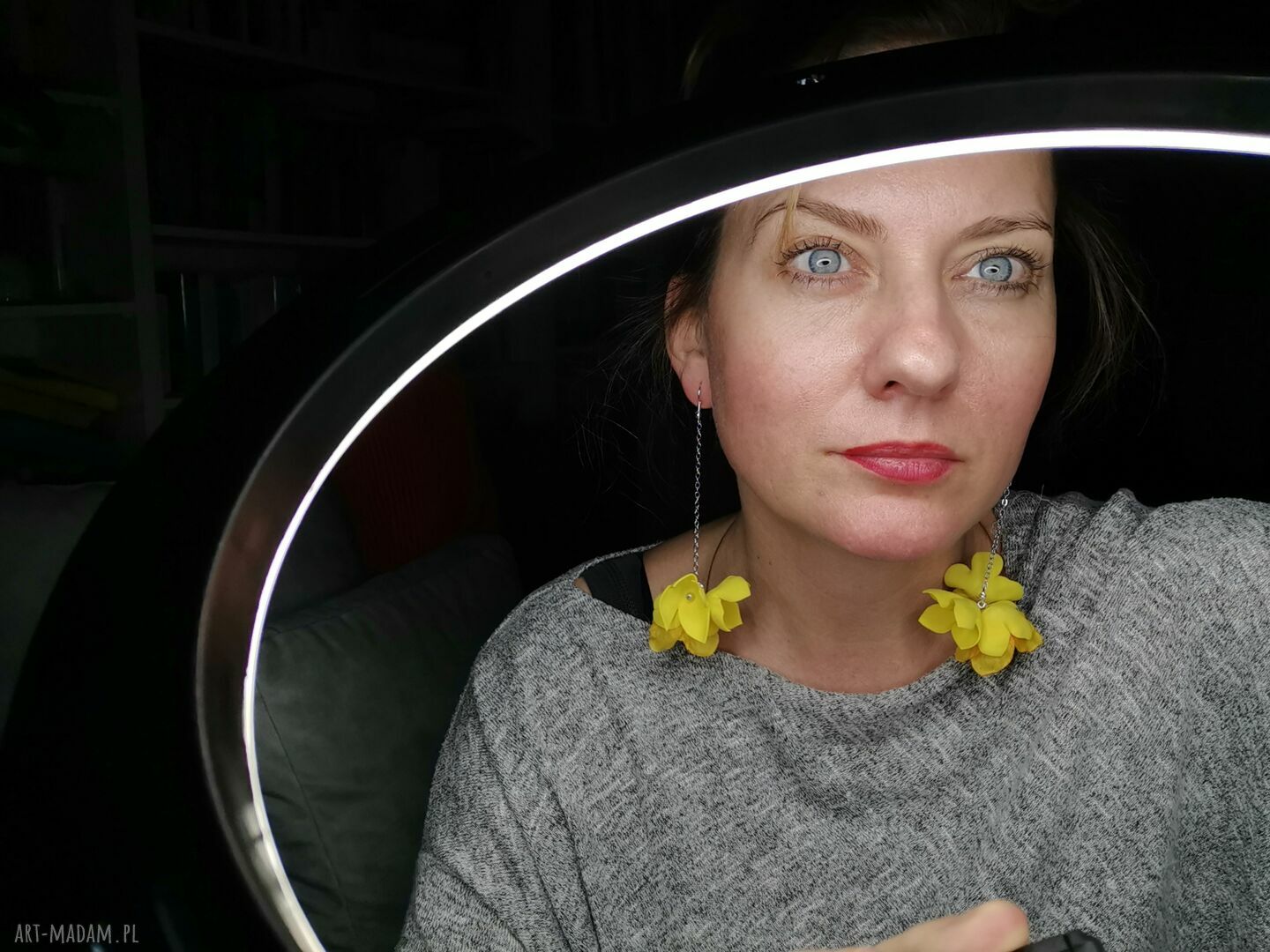 Długie kolczyki boho z wiosennymi kwiatami i lekkimi piórami