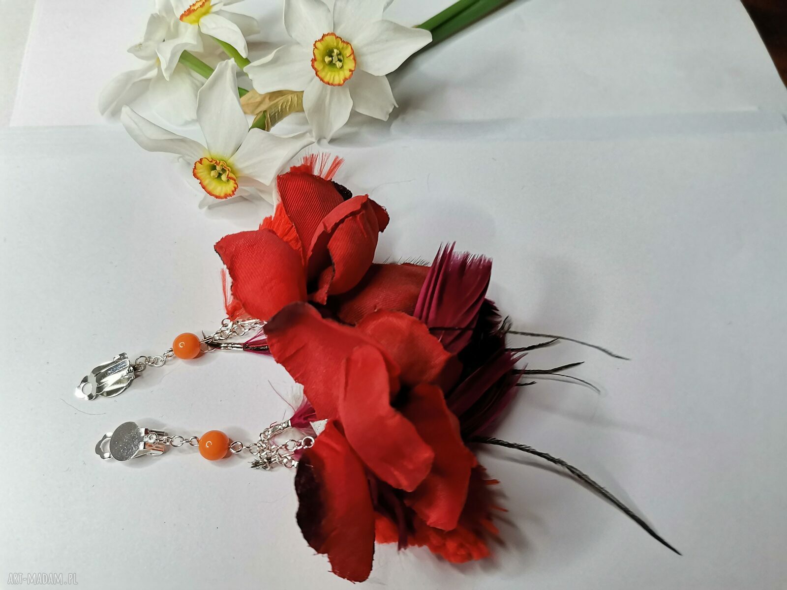 Klipsy etno boho wiszące z piórami i kwiatami - turkusowe klipsy handmade