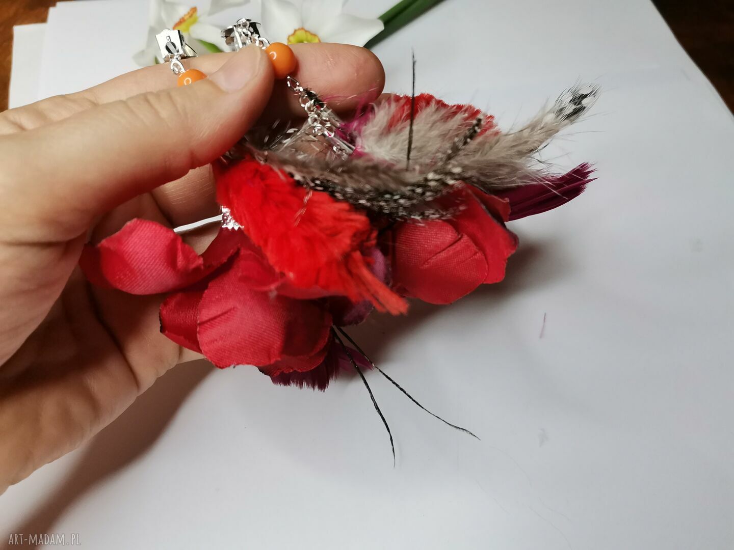 Klipsy etno boho wiszące z piórami i kwiatami - turkusowe klipsy handmade