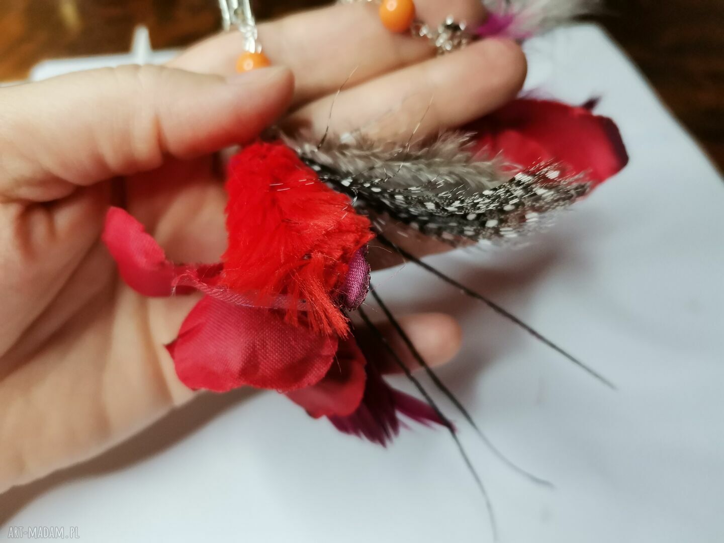 Klipsy etno boho wiszące z piórami i kwiatami - turkusowe klipsy handmade