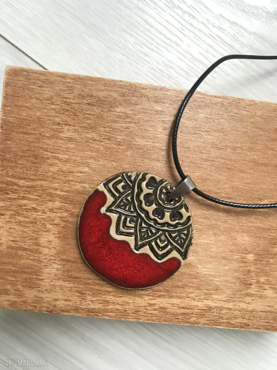 Naszyjnik etno w czerwieni - ceramiczny wisior z gliny