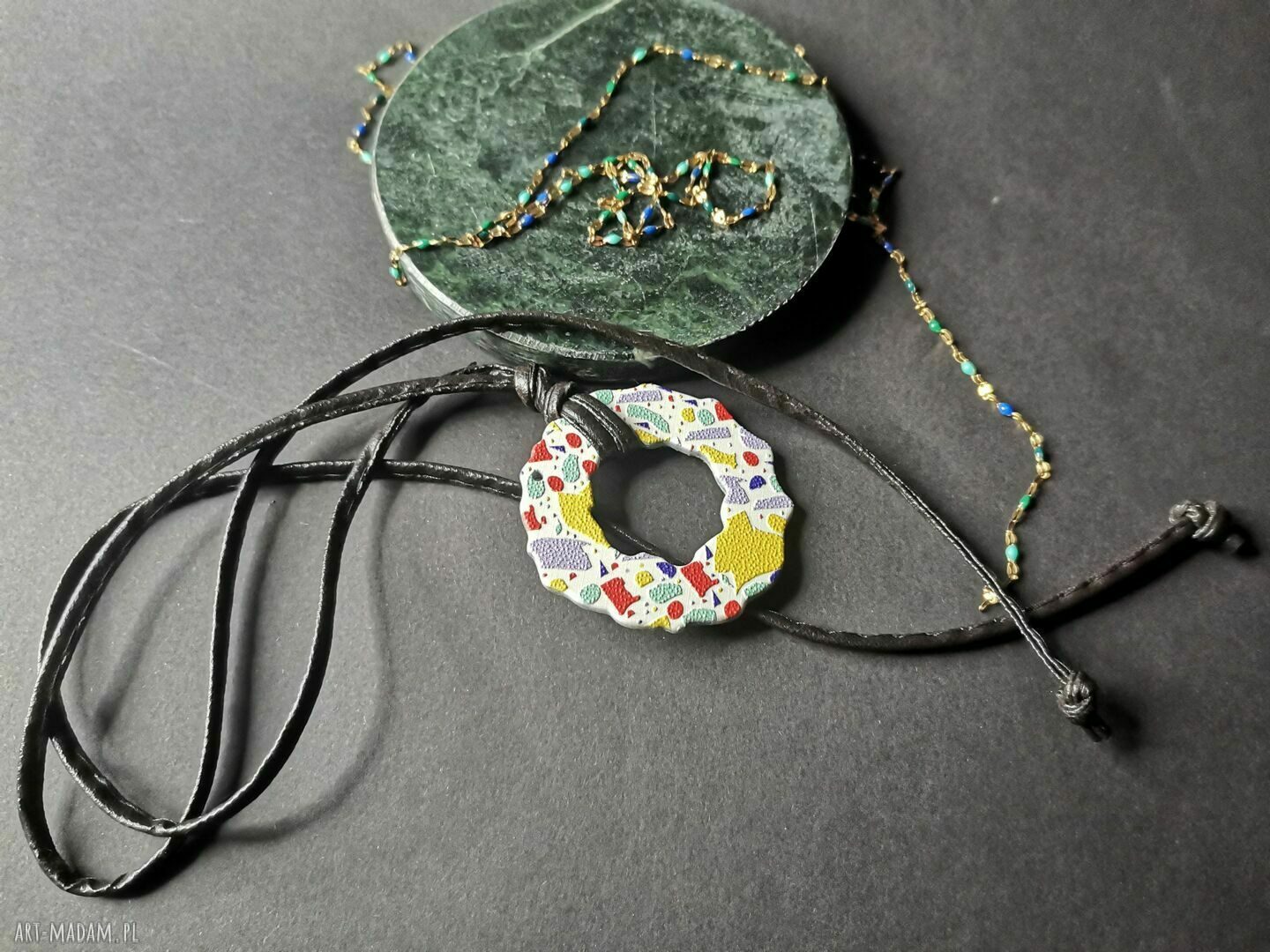 Naszyjnik etno na rzemyku - wiązany na szyi w stylu boho folk