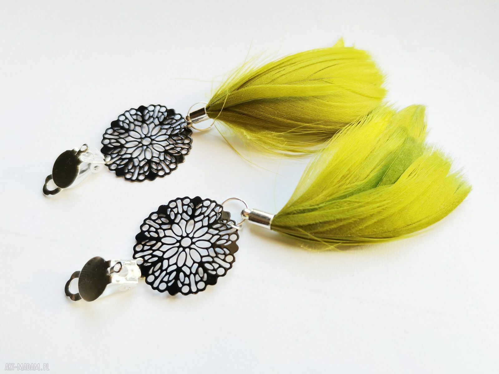 Klipsy etno boho wiszące z piórami - zielone klipsy handmade