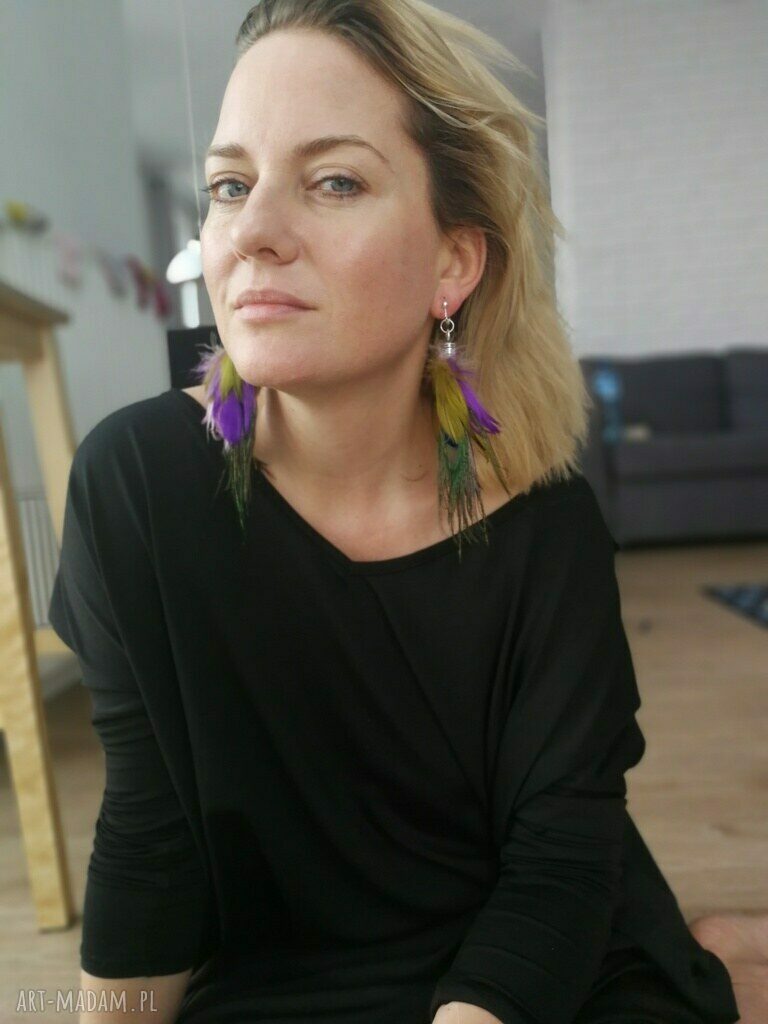 Klipsy boho etno z kolorowymi piórami - pojedyncza sztuka