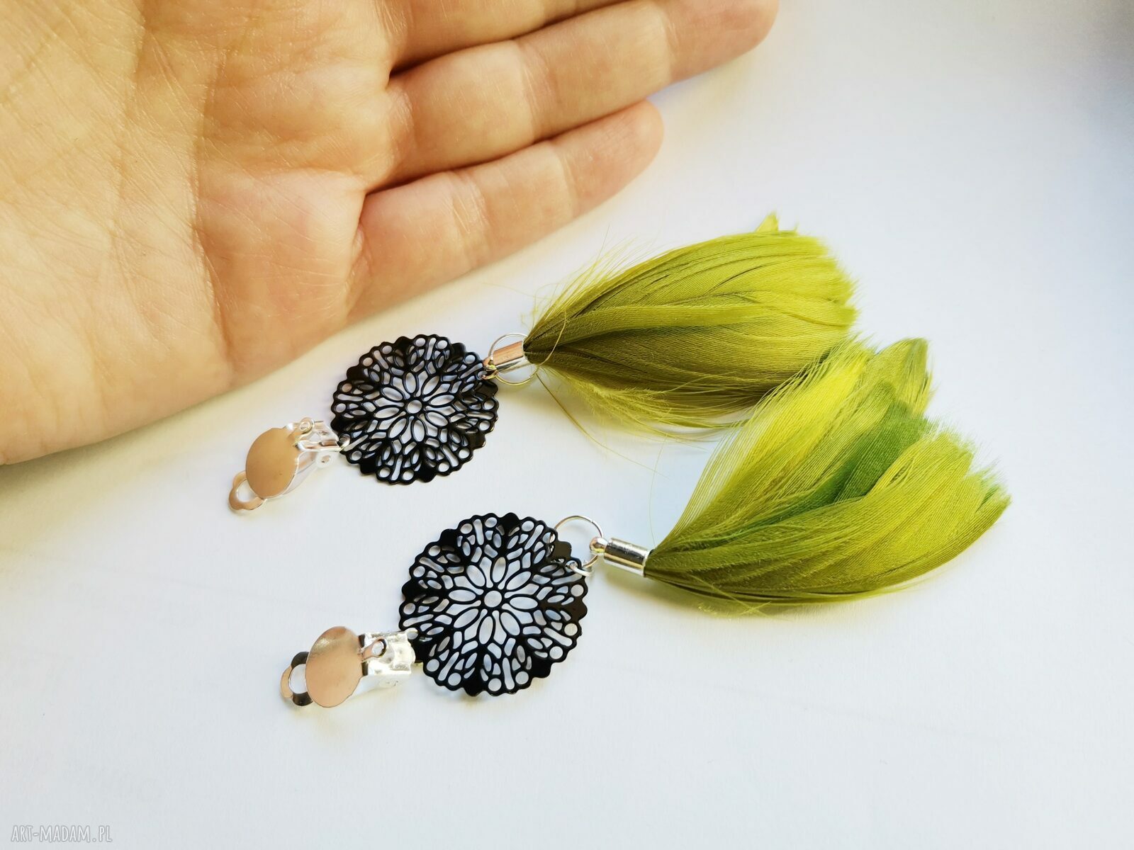 Klipsy etno boho wiszące z piórami - zielone klipsy handmade