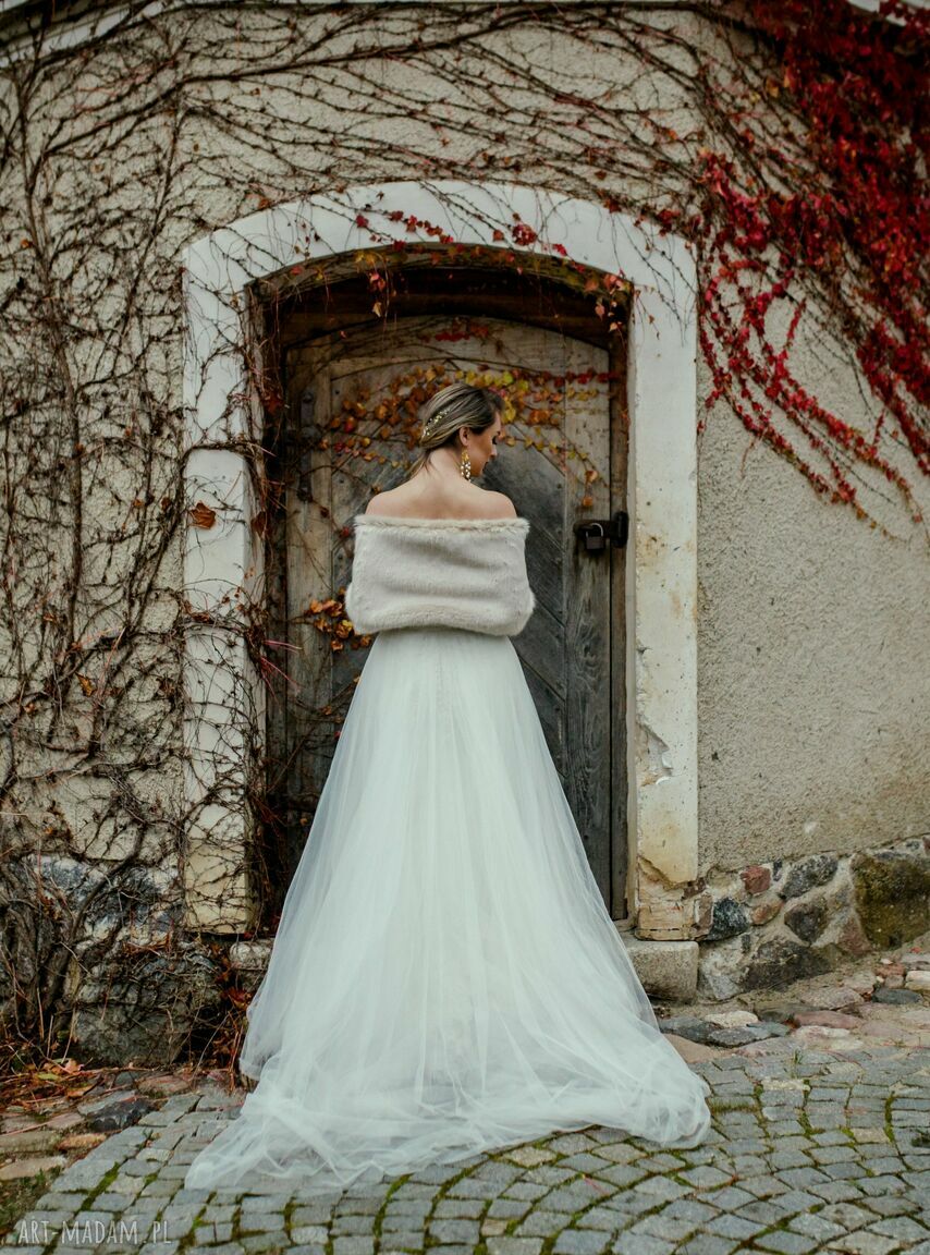 Etola ślubna latte z krótkiego futra - elegancka narzutka do sukni