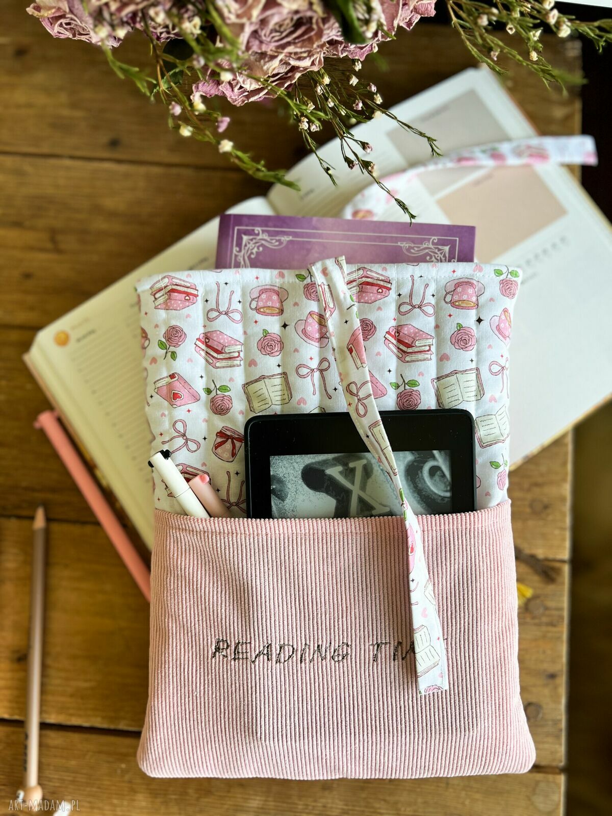 Etui na książkę - wakacyjny ochraniacz z haftem „Reading time”