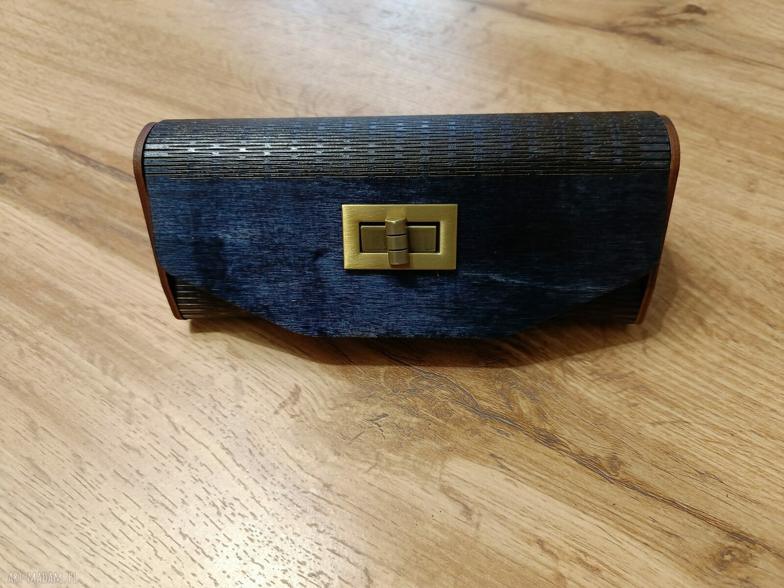 Drewniane etui na okulary z mosiężnym zamknięciem i możliwością personalizacji
