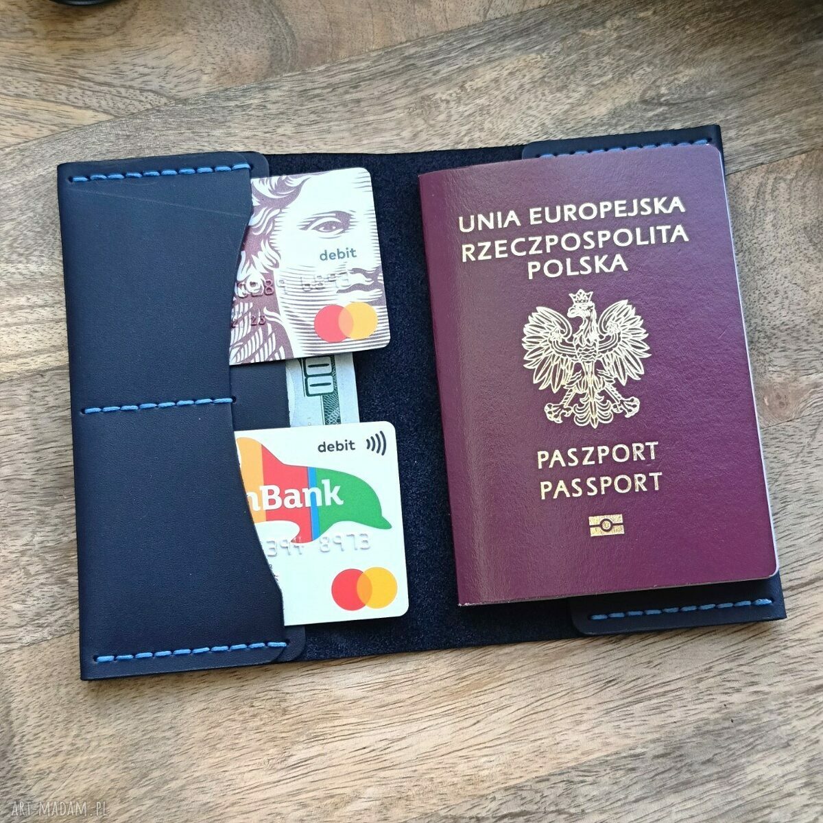 Skórzane etui na paszport z grawerem - granatowe, ręcznie robione