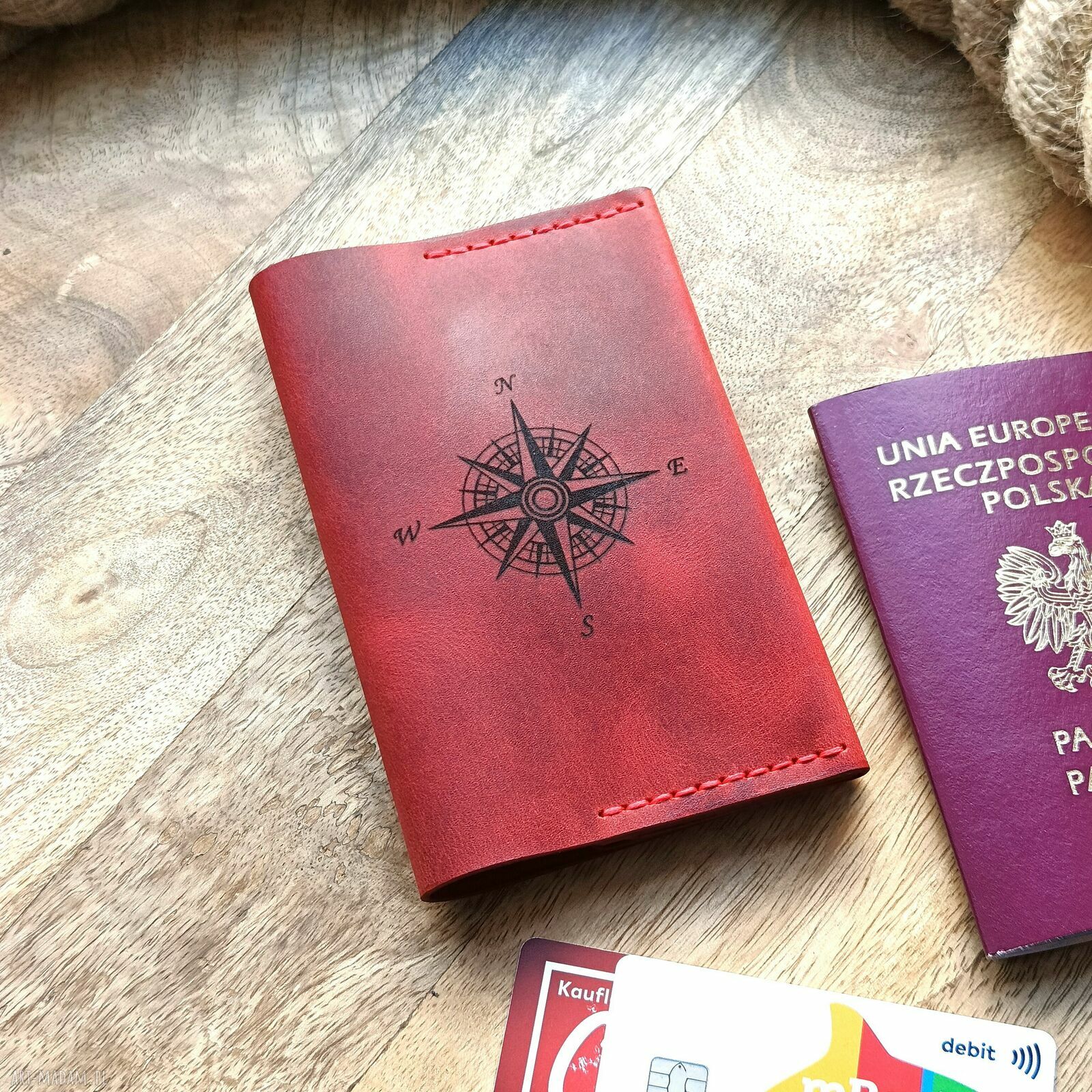 Czerwone etui na paszport z grawerem - elegancka ochrona dokumentów w podróży