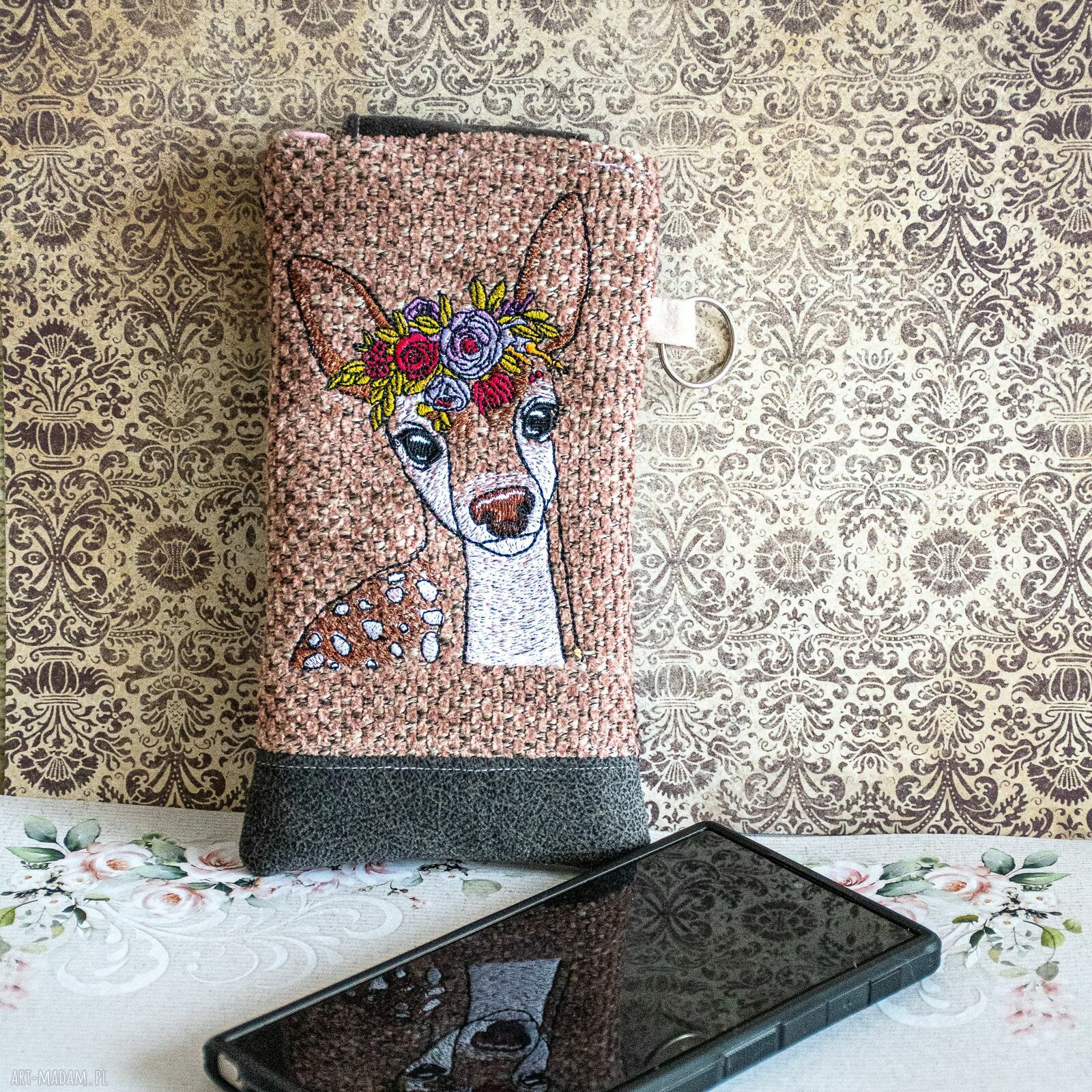Etui na telefon z haftem sarny - ręcznie szyte