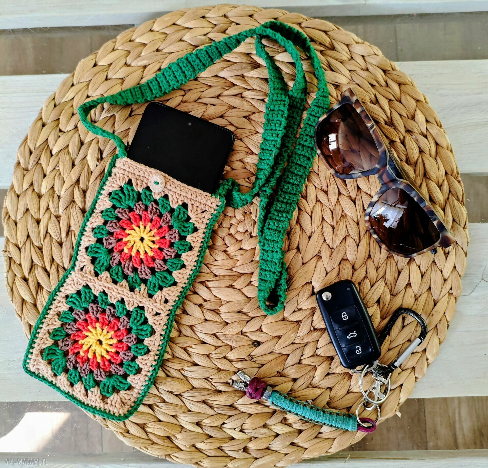 Szydełkowe etui na telefon w formie mini torebki