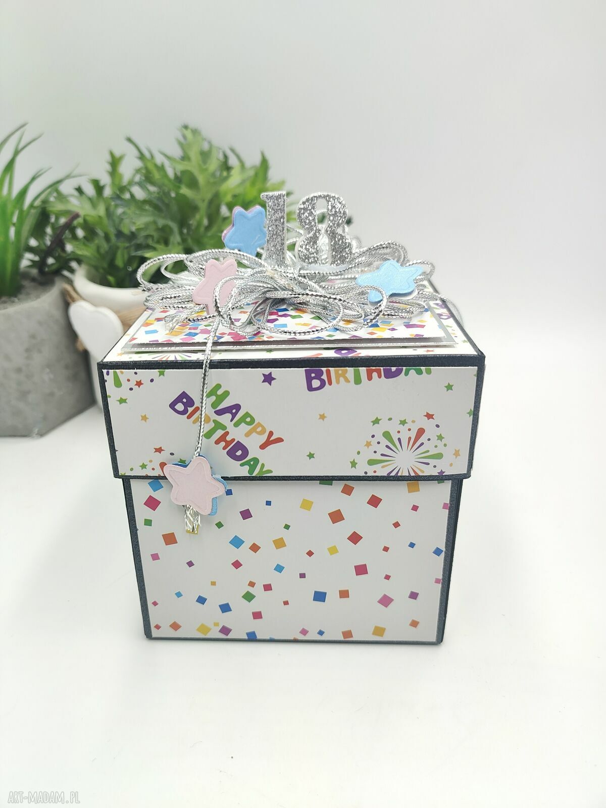 Kartka urodzinowa 3D typu exploding box na 18. urodziny z niespodzianką