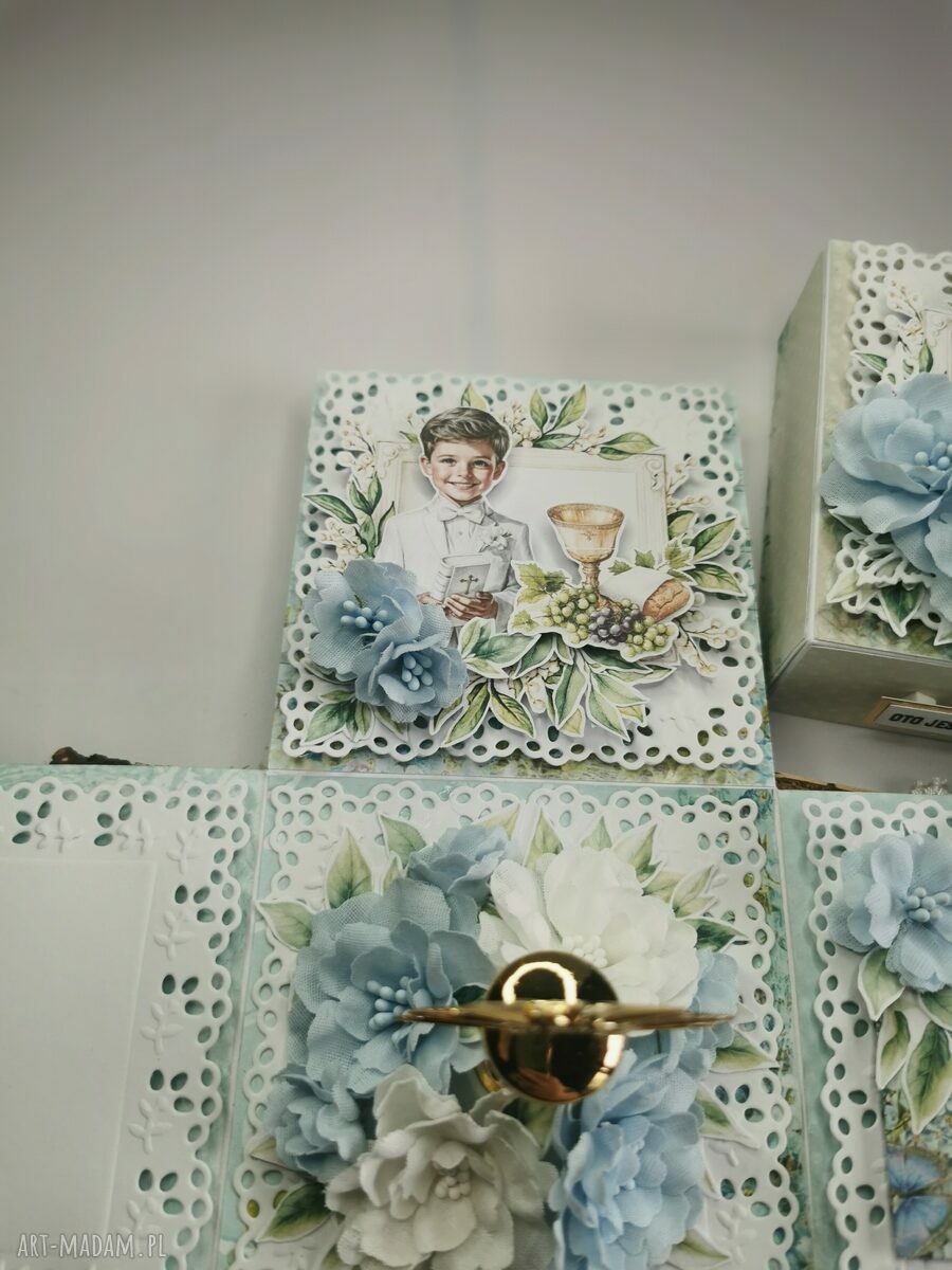 Exploding box na I Komunię Świętą dla chłopca - pastelowy błękit i złota hostia