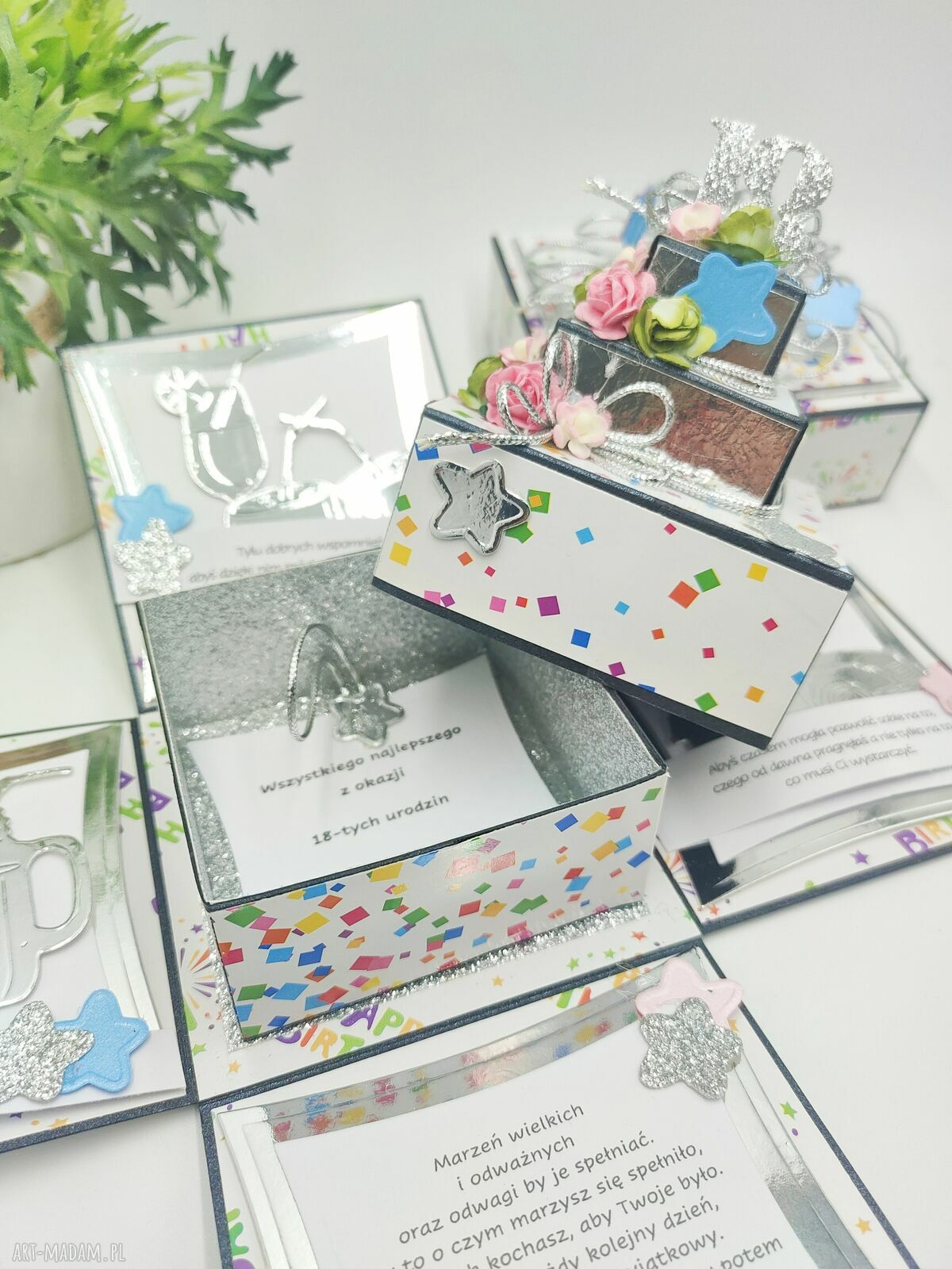 Kartka urodzinowa 3D typu exploding box na 18. urodziny z niespodzianką