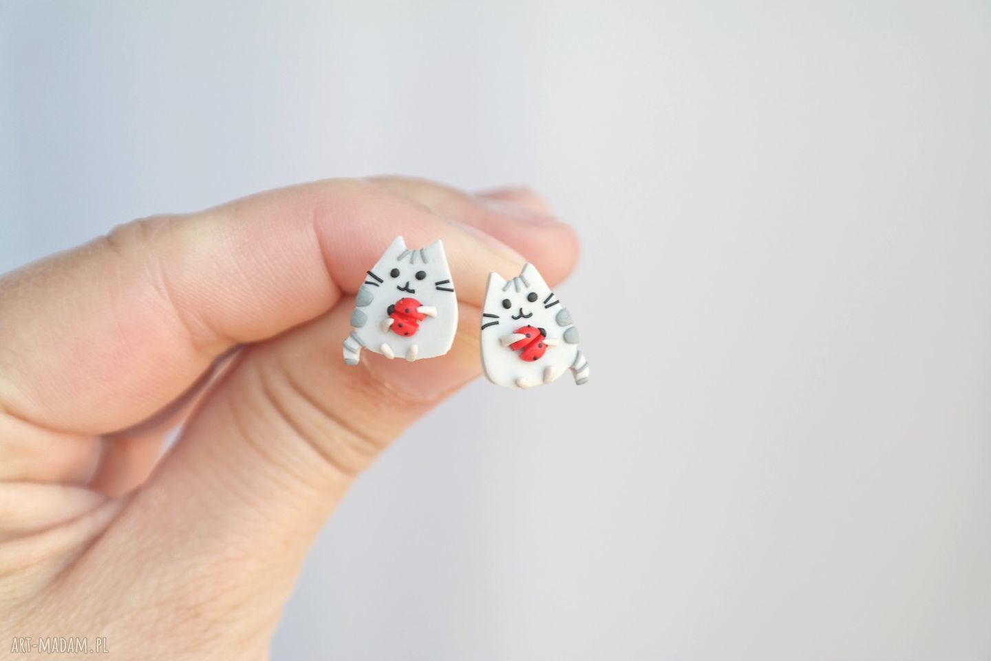 Pusheen i biedronka maleńkie kolczyki wkrętki z modeliny Fimo (stal chirurgiczna) art Madam.pl