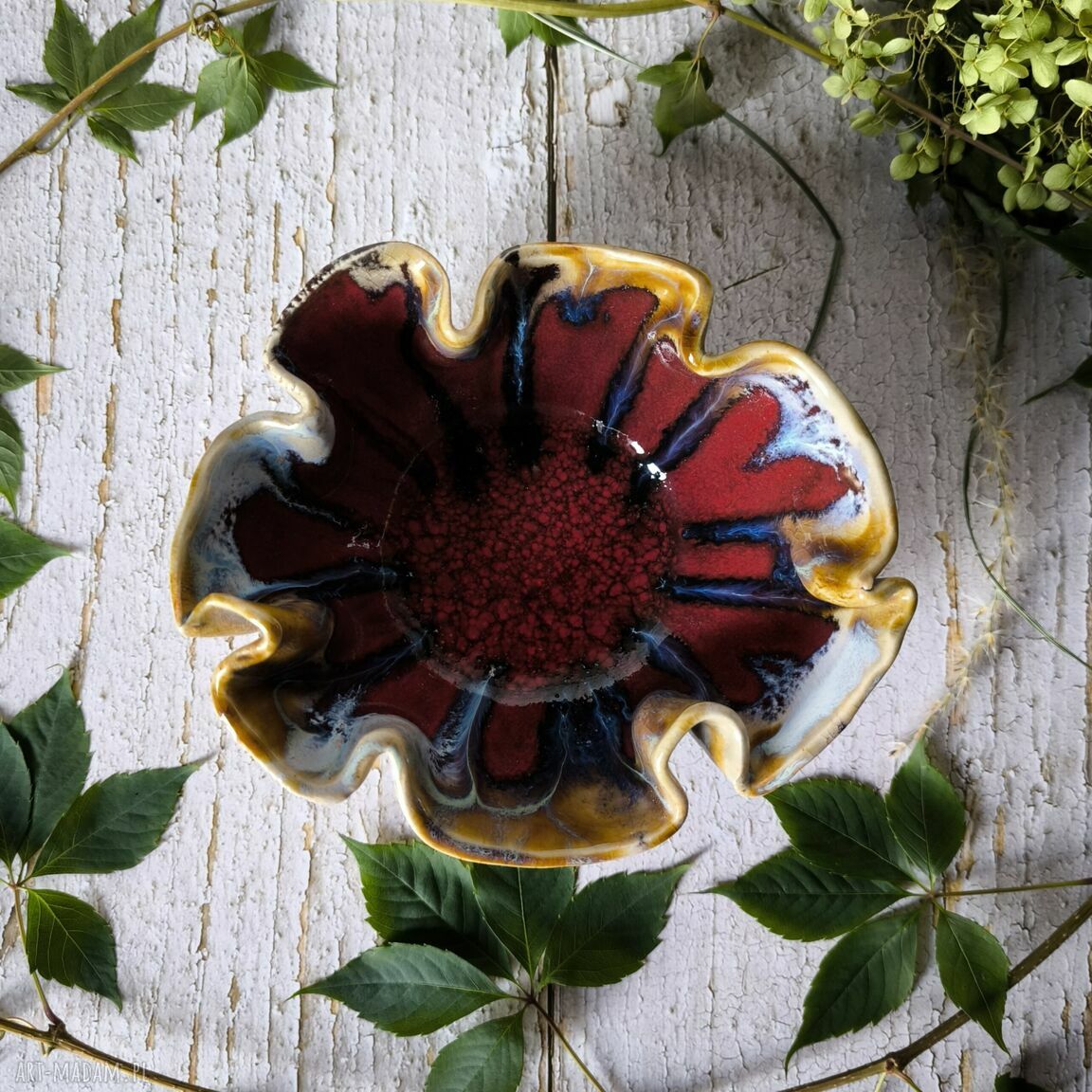 Falowana miseczka ceramiczna na orzechy - ręcznie lepiona