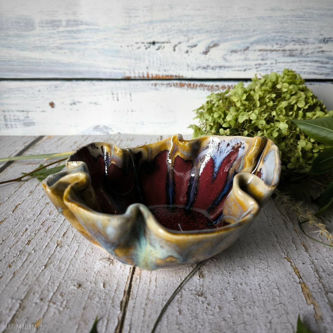 Falowana miseczka ceramiczna na orzechy - ręcznie lepiona
