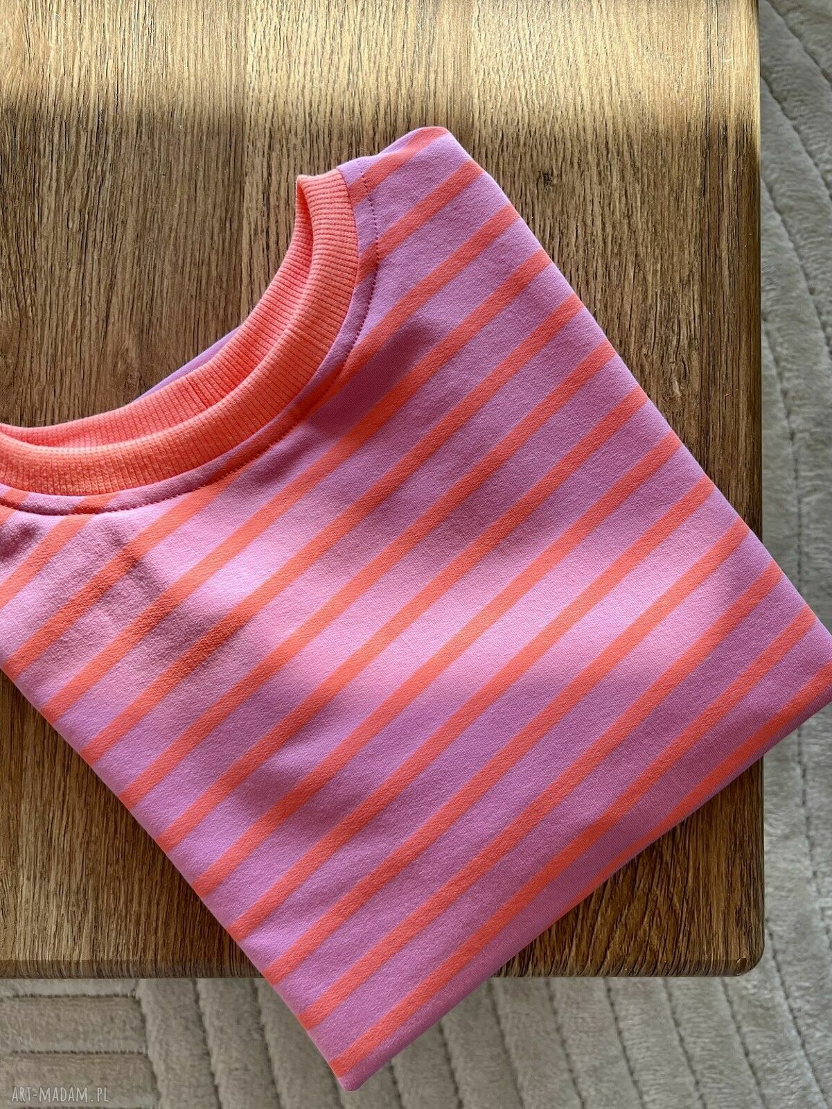 Fantasy fluo - bawełniany t-shirt damski z kolorowym ściągaczem