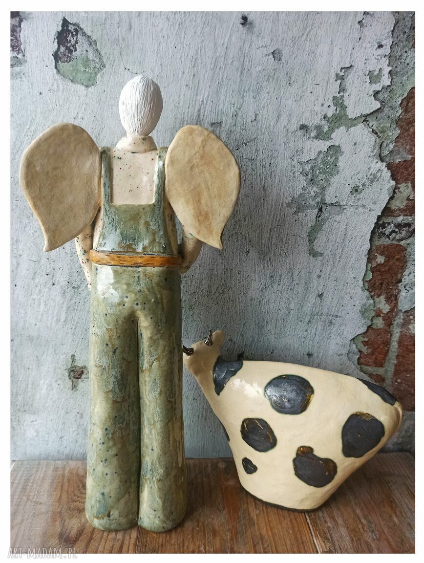 Farmer z inwentarzem - anioł ceramiczny rolnik z krową