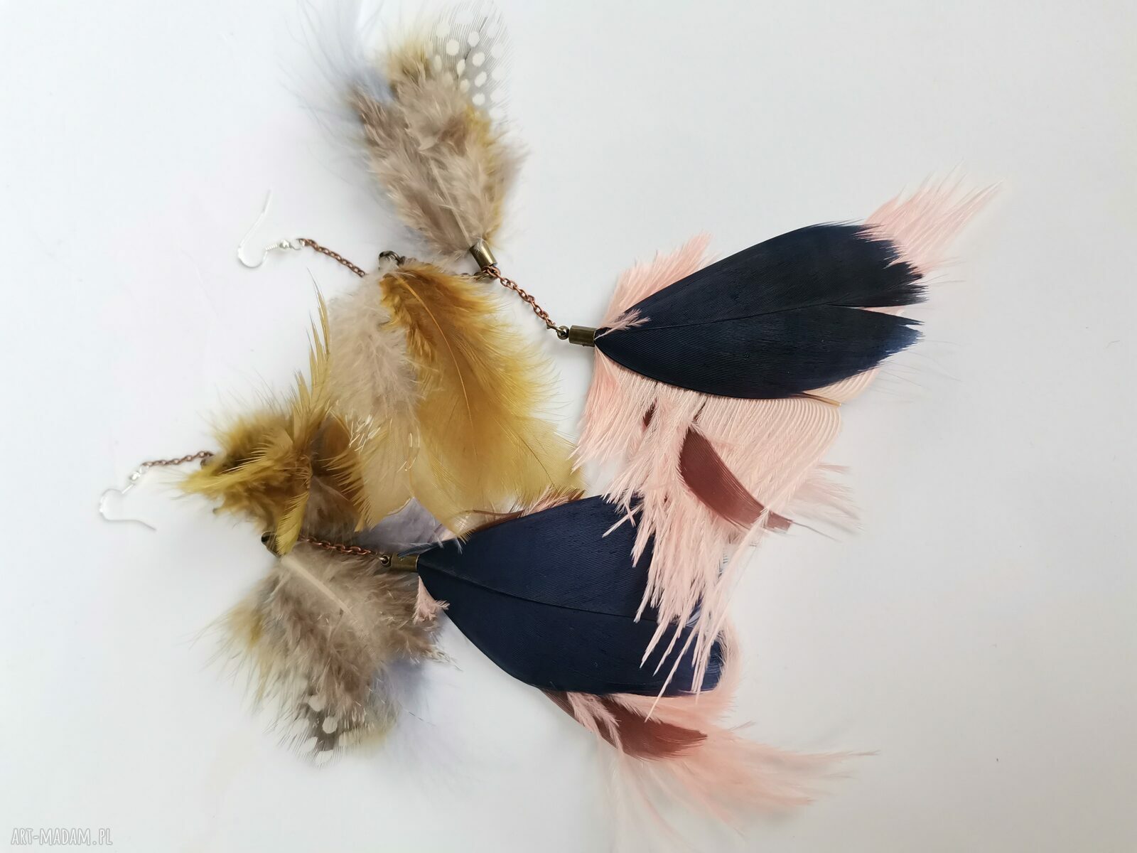 Lekkie kolczyki boho z zielonymi piórami i frędzlami