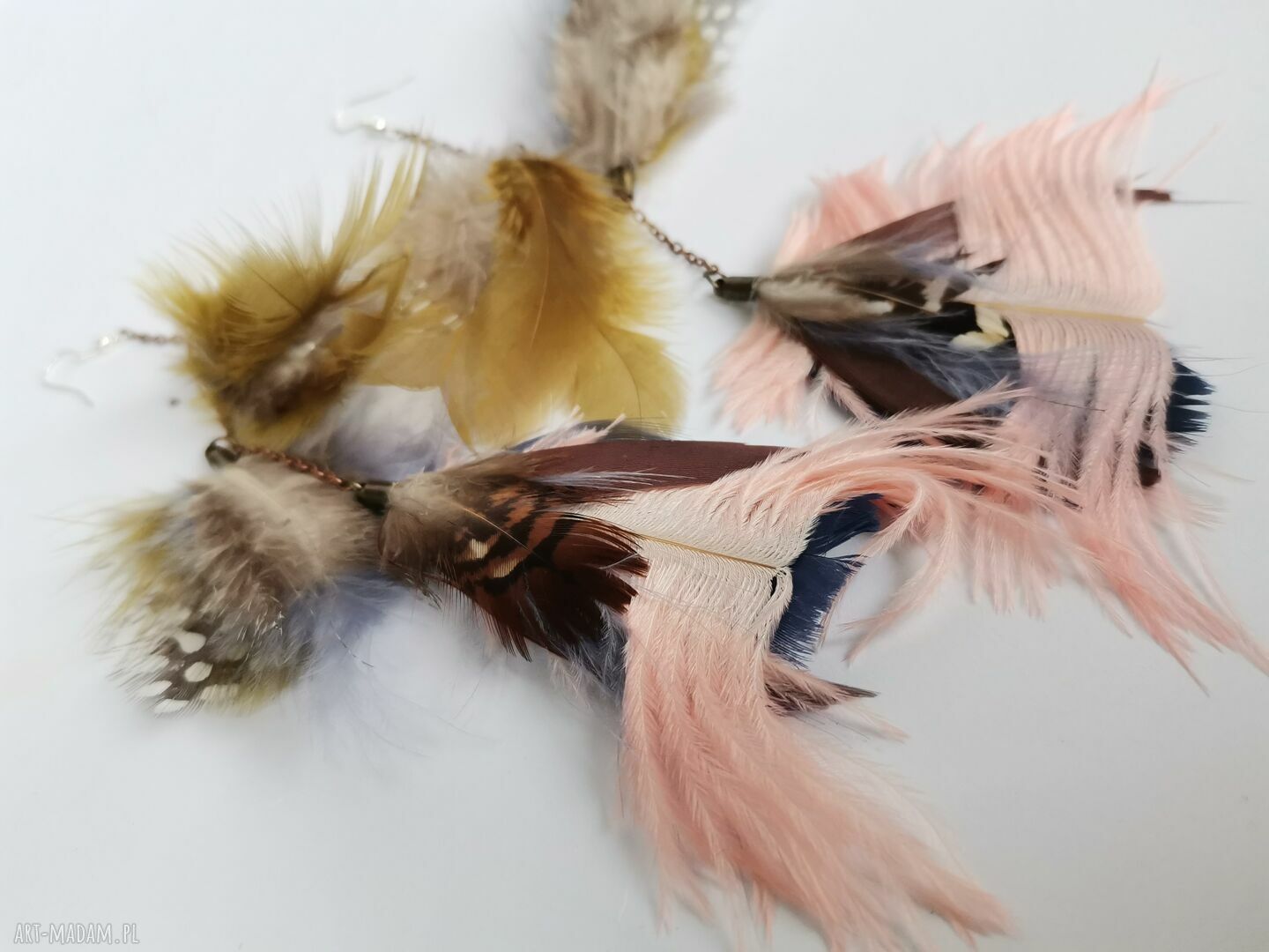 Lekkie kolczyki boho z zielonymi piórami i frędzlami