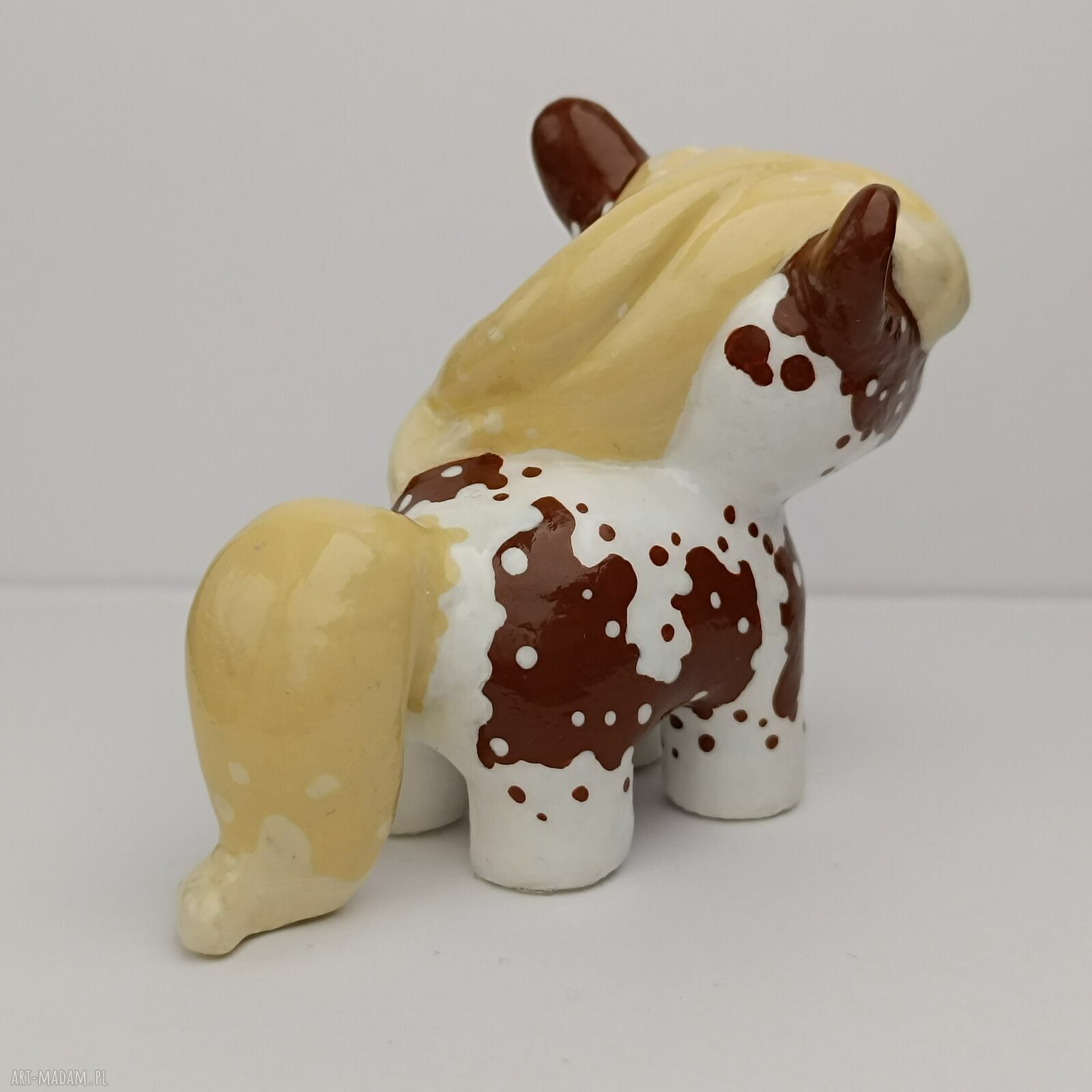 Urocza figurka brązowego konia ręcznie malowana (miniaturka dekoracyjna)