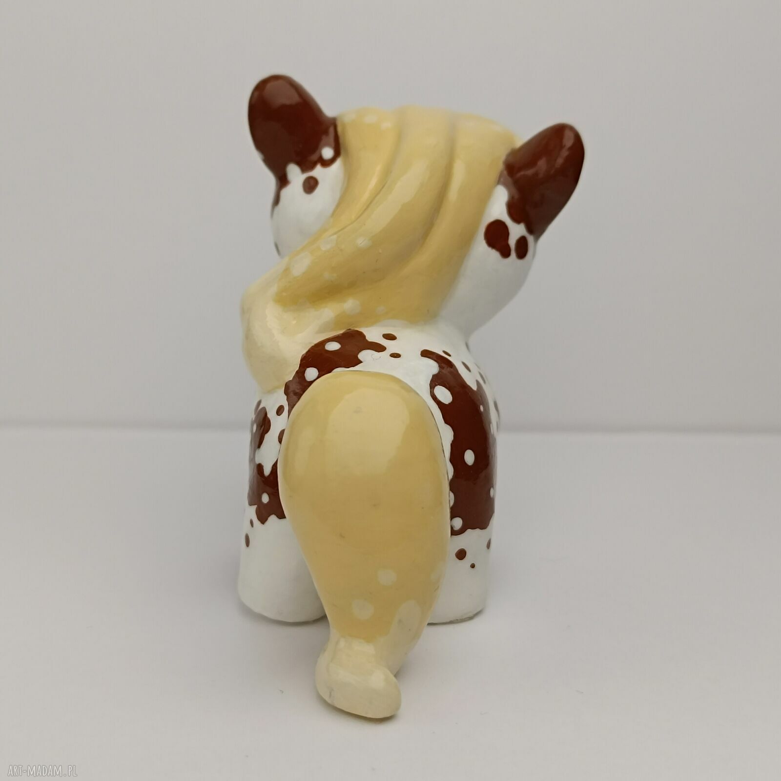 Urocza figurka brązowego konia ręcznie malowana (miniaturka dekoracyjna)