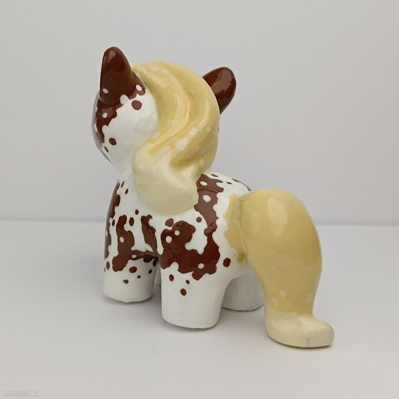 Urocza figurka brązowego konia ręcznie malowana (miniaturka dekoracyjna)