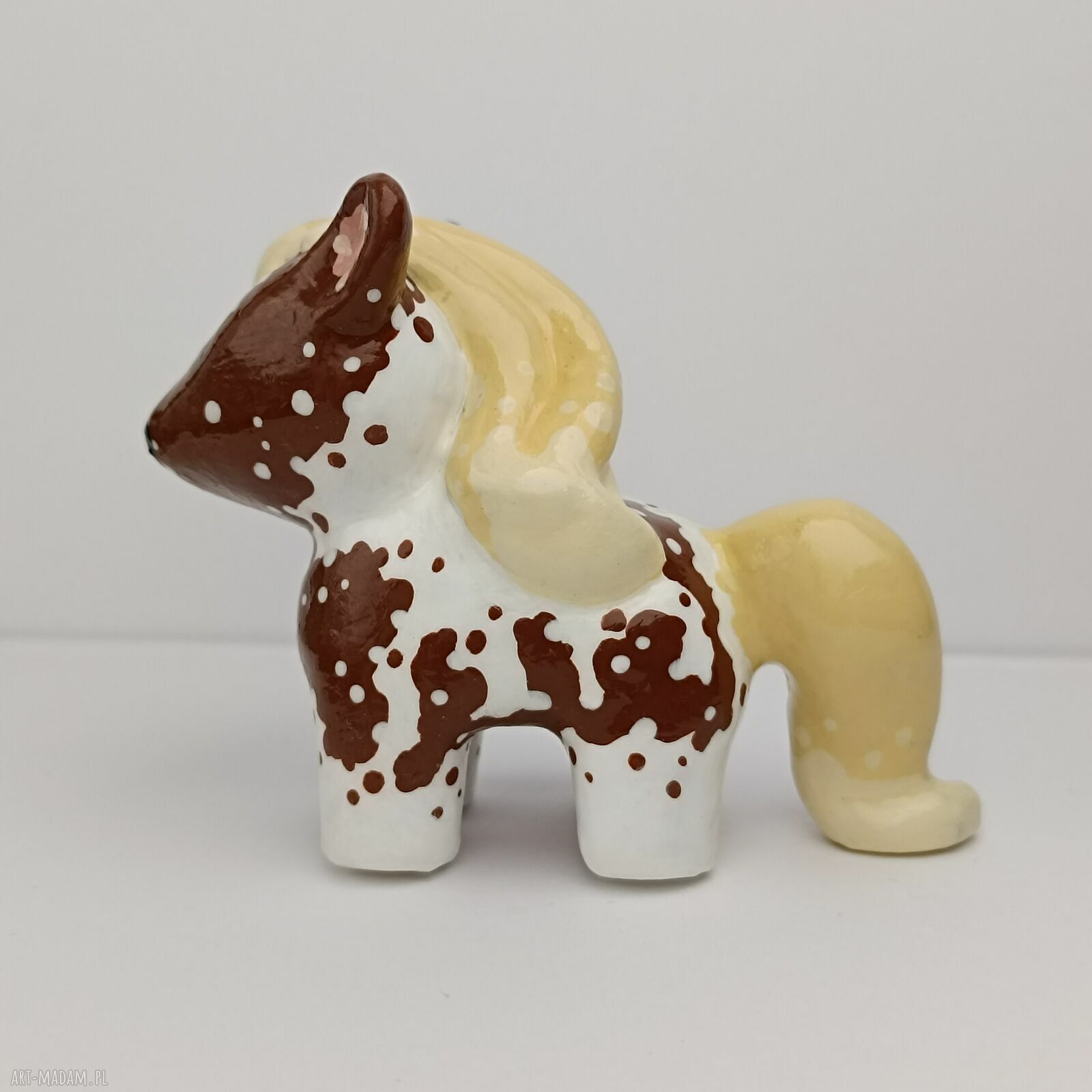 Urocza figurka brązowego konia ręcznie malowana (miniaturka dekoracyjna)
