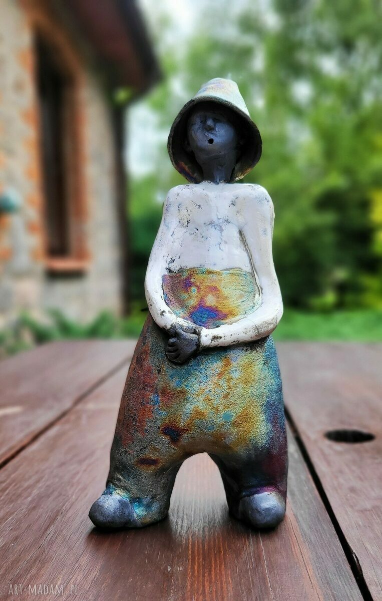 Figurka chłopca z ceramiki raku 23 cm - rękodzieło