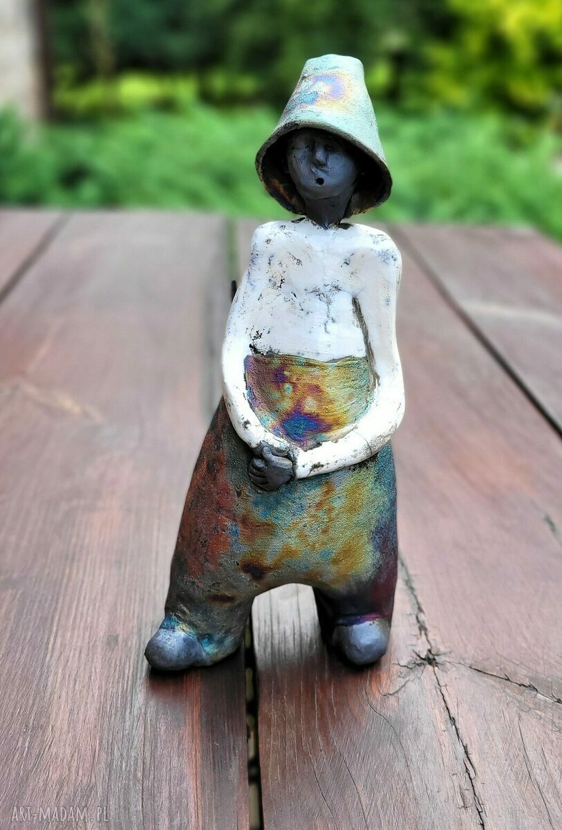 Figurka chłopca z ceramiki raku 23 cm - rękodzieło