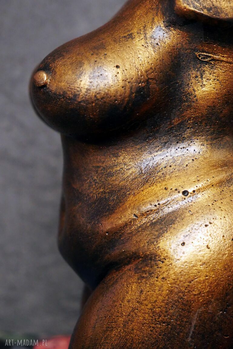 Duża figurka kobiety w metalicznym złocie i ognistych barwach - rzeźba 14 cm