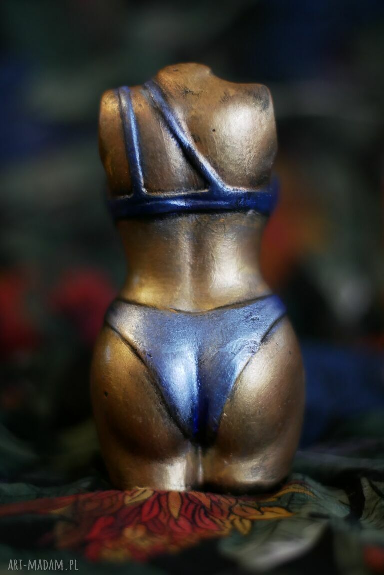 Figurka kobiety w niebieskim kostiumie kąpielowym - rzeźba z gipsu 10,5 cm